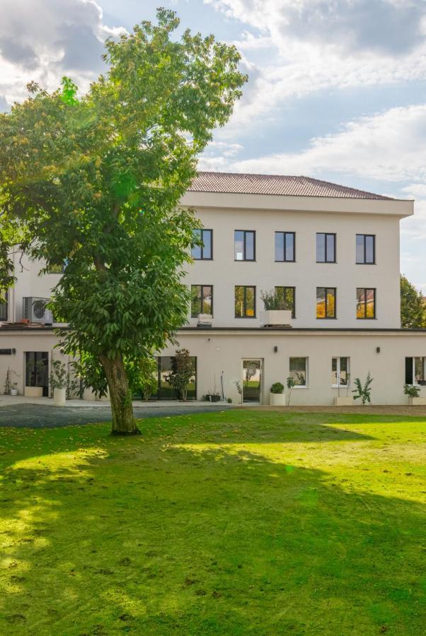 Hotel Osetia Garden مومتشيلغراد المظهر الخارجي الصورة